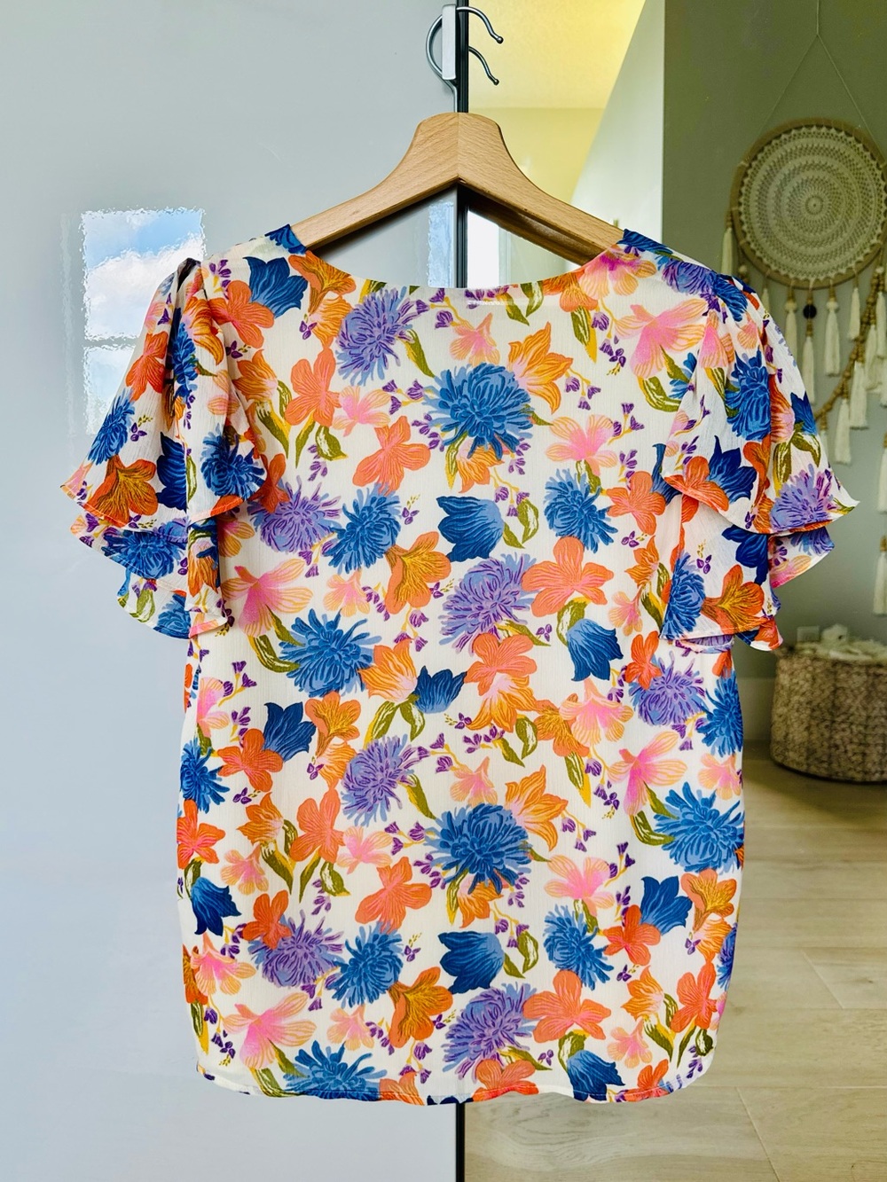 Vince Camuto Blouse Vibrant Floral V-Neck Flutter Sleeve Size Small - Picture 3 of 5